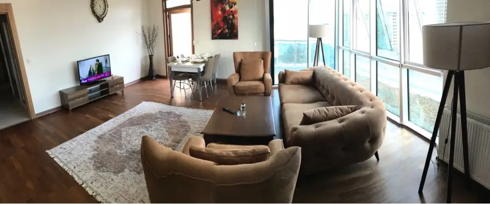 Boydan cam pencereli geniş oturma alanı